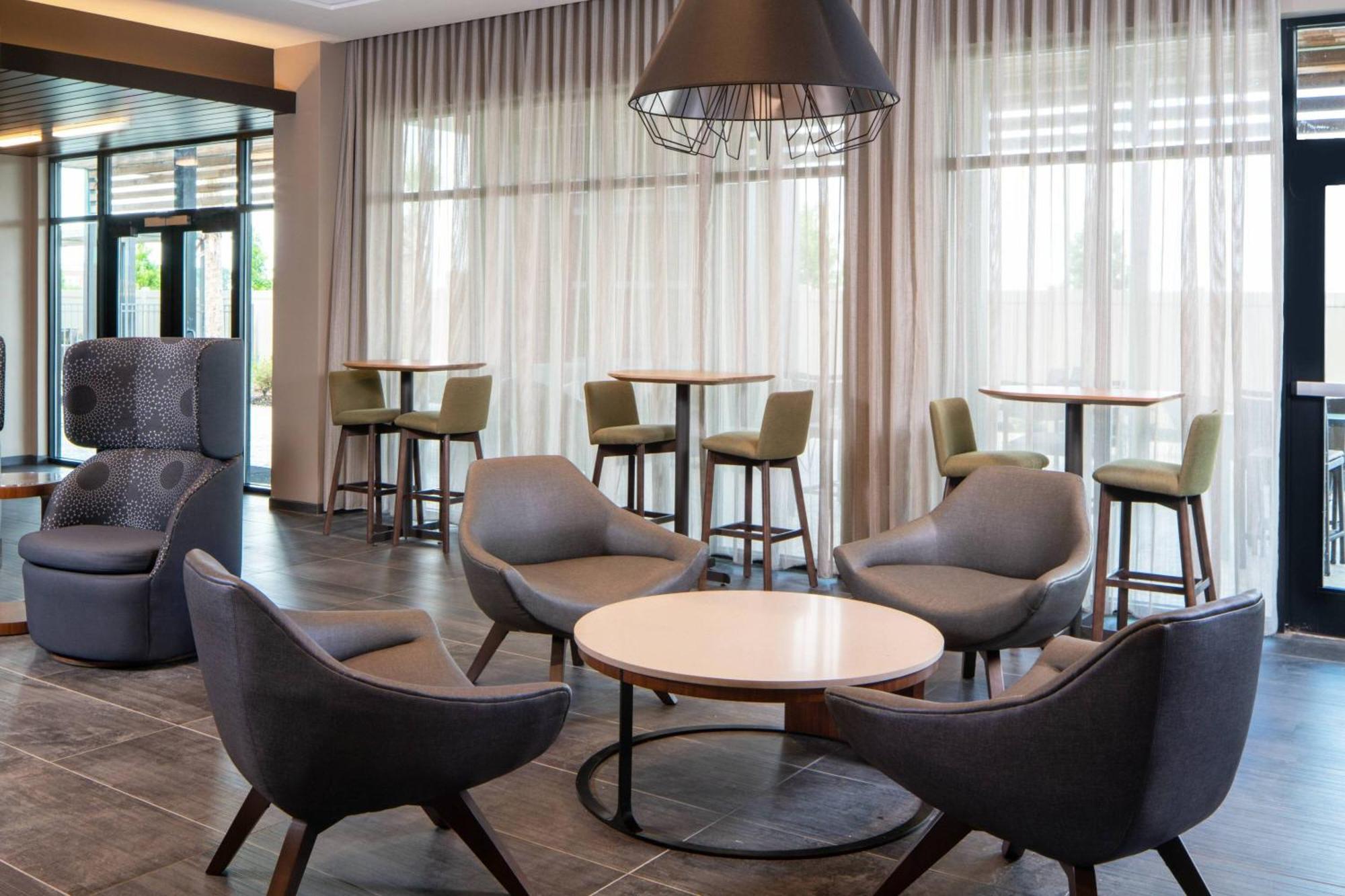 Отель Courtyard By Marriott Lafayette South Экстерьер фото