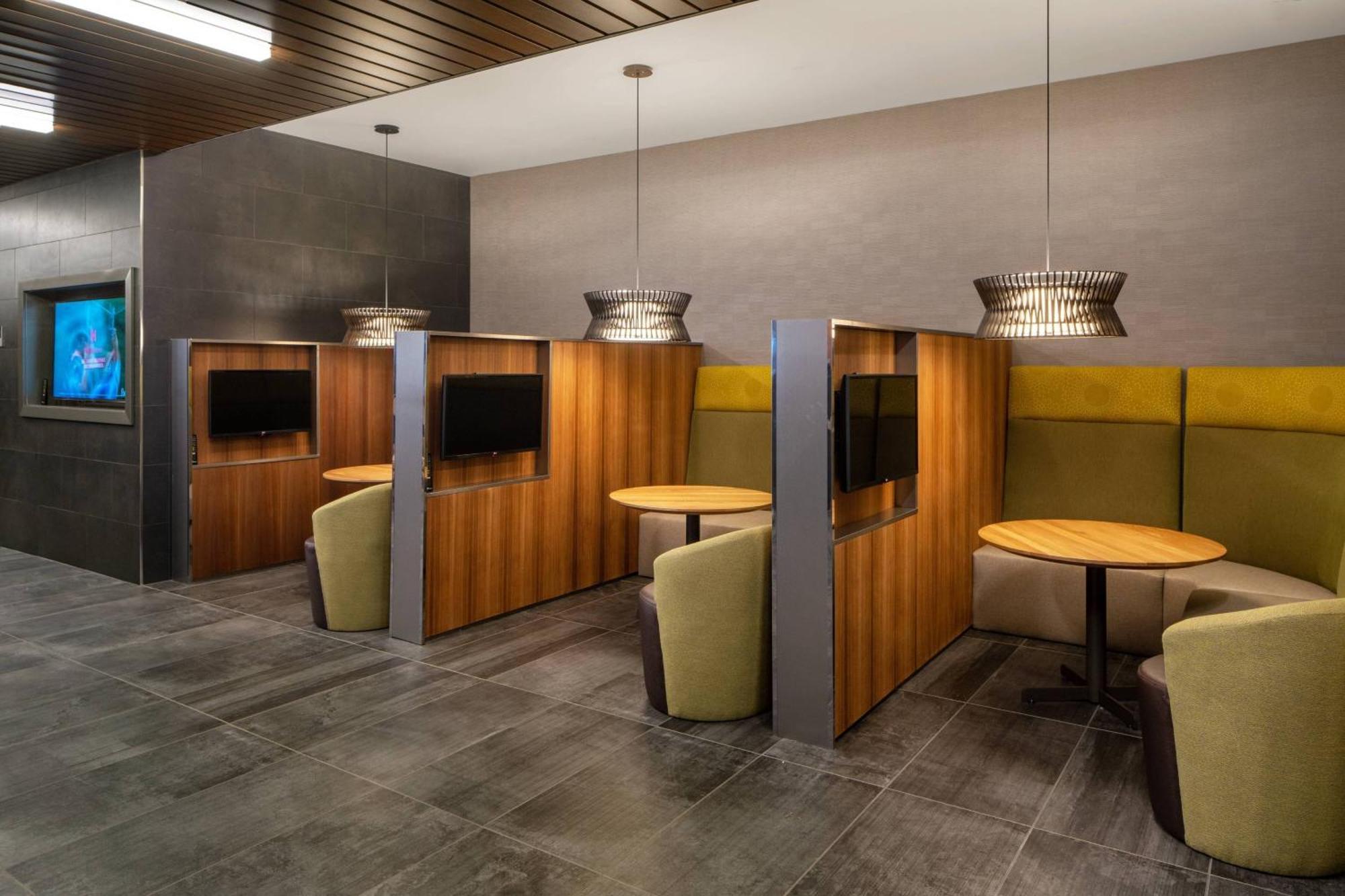 Отель Courtyard By Marriott Lafayette South Экстерьер фото