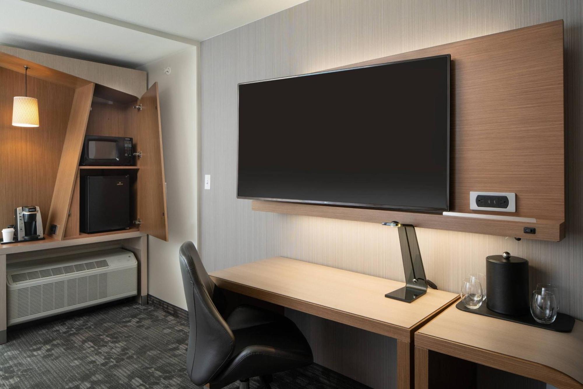 Отель Courtyard By Marriott Lafayette South Экстерьер фото