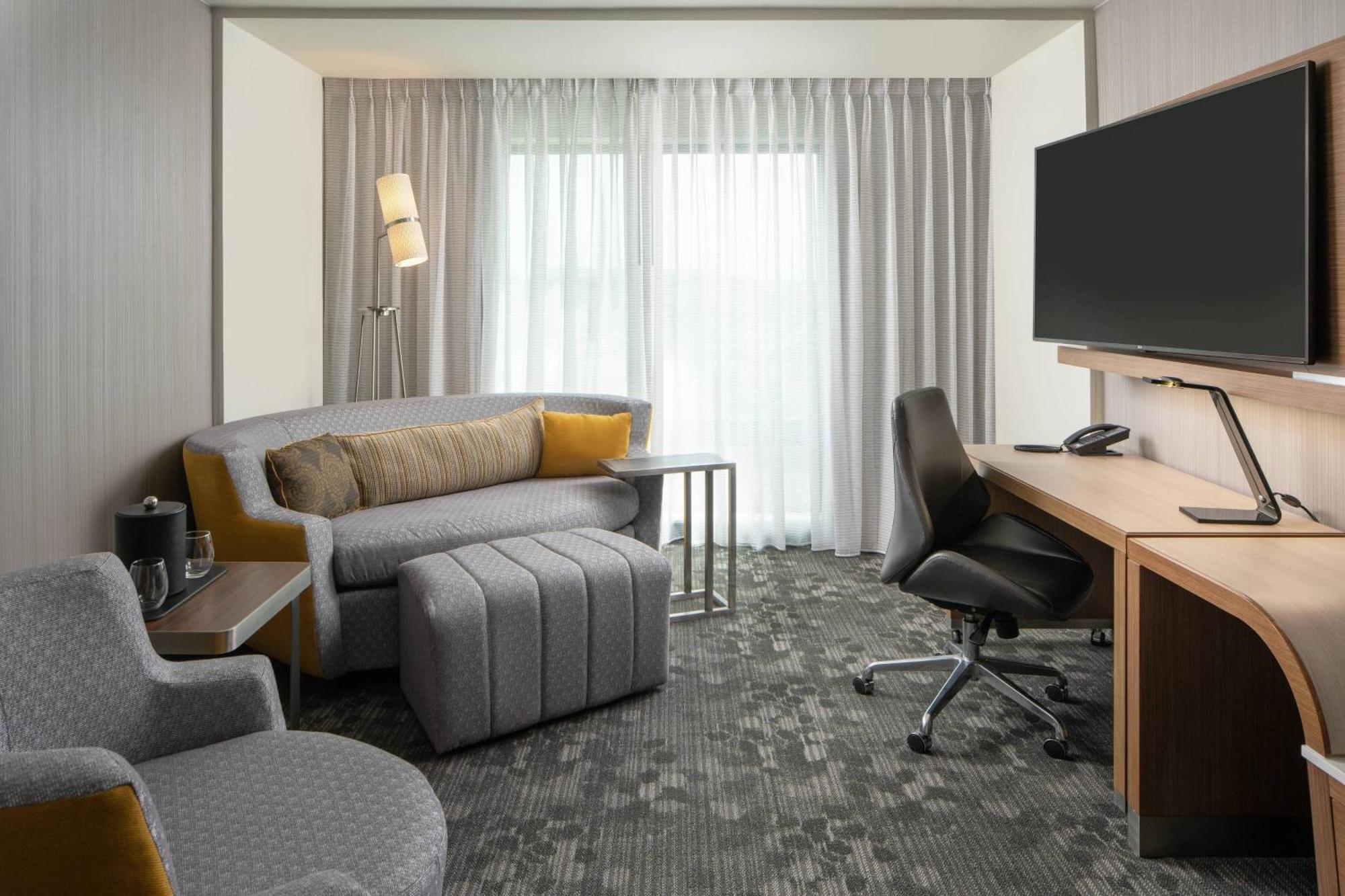 Отель Courtyard By Marriott Lafayette South Экстерьер фото